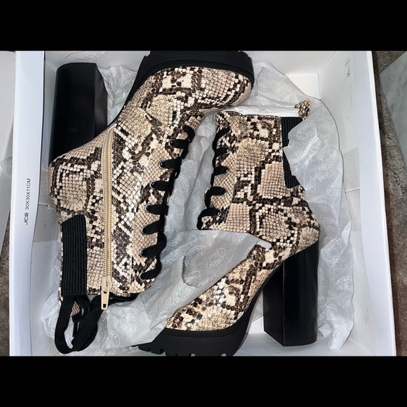 New! Steve Madden Latch Lace-Up Hiker Booties in Tan Snake Various sizes - Picture 4 of 9